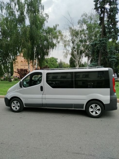 Renault Trafic 2011 серебристый - фото 3