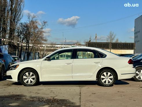 Volkswagen Passat 2018 белый - фото 2