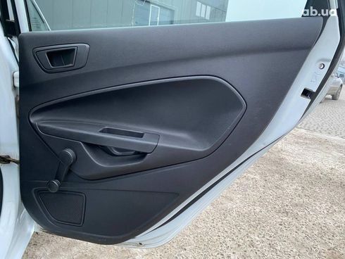 Ford Fiesta 2013 белый - фото 19