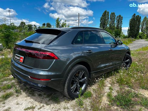 Audi Q8 2024 серый - фото 5