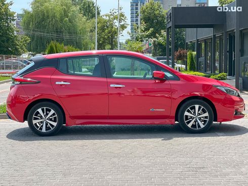 Nissan Leaf 2018 красный - фото 18