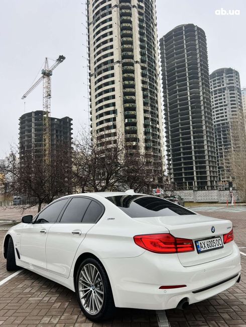 BMW 5 серия 2018 белый - фото 7