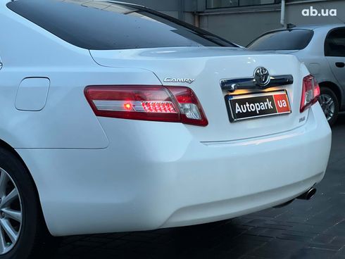 Toyota Camry 2010 белый - фото 30