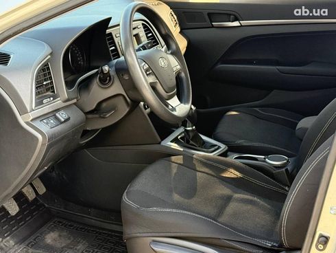 Hyundai Elantra 2018 бежевый - фото 9