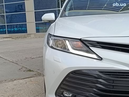 Toyota Camry 2019 белый - фото 9