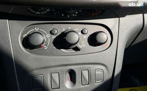 Renault Logan 2017 - фото 14