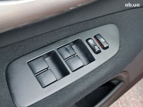 Toyota Auris 2007 красный - фото 21