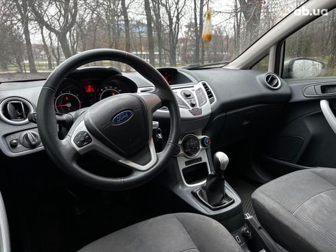 Ford Fiesta 2012 серый - фото 16