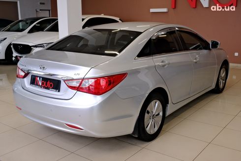 Hyundai Sonata 2014 серебристый - фото 3