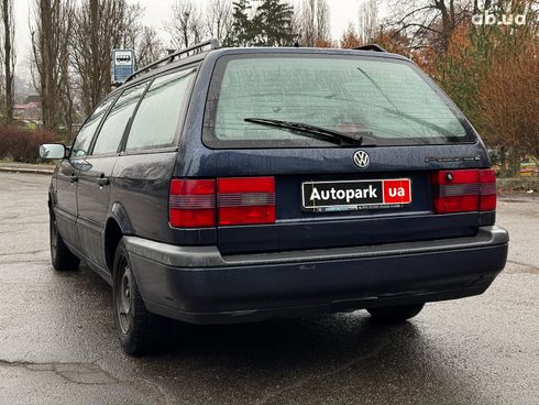 Volkswagen passat b4 1996 синий - фото 16